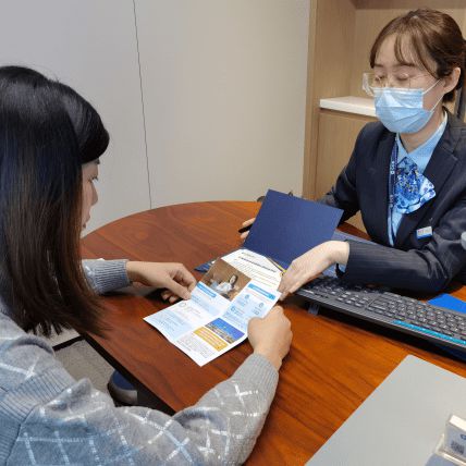 連扳三局展雄風，大逆轉國羽勇奪首金；養老服務暖人心，銀齡歲月映華章